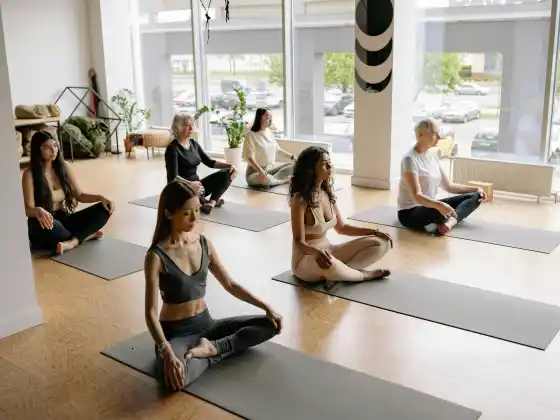 Flujo de yoga al amanecer